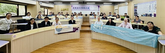 圖片說明: 前排中左為清大巫勇賢教務長、左二劉奕汶副教務長、左三EMI中心教師組林玉俊組長、左四EMI中心學生組黃芸茵組長 前排中右為政大林啟屏教務長、右二為雙語及多元文化推動辦公室鍾曉芳副執行長圖片